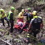 Le operazioni di soccorso all'uomo caduto in un dirupo a Castelveccana