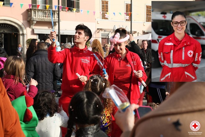 Giovani volontari di cri in piazza. Nel riquadro, Valentina Turri