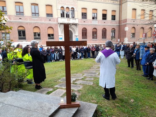 VIDEO e FOTO - «Per me siete ancora eroi»: la Dg di Asst Valle Olona, Daniela Bianchi, si è rivolta agli operatori dell’ospedale nel giorno dedicato alle vittime del Covid