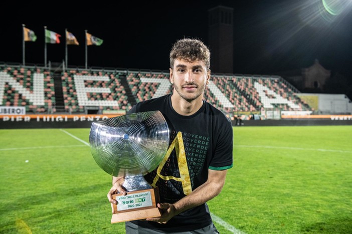 Domenico Rossi posa con il trofeo della vincitrice playoff di serie B