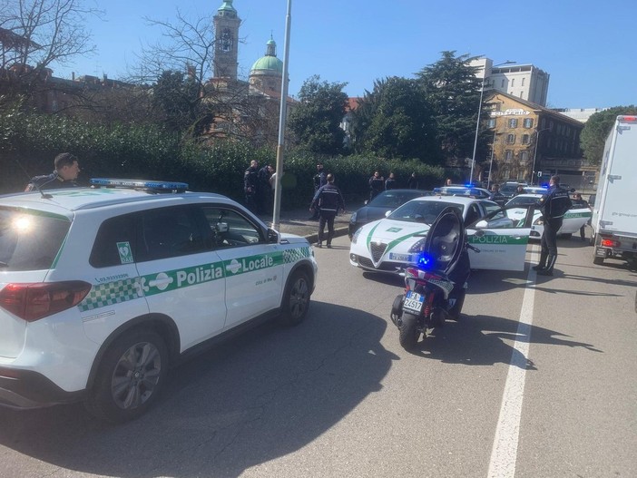 Nella foto il momento del blocco stradale della Giulietta da parte della Polizia Locale