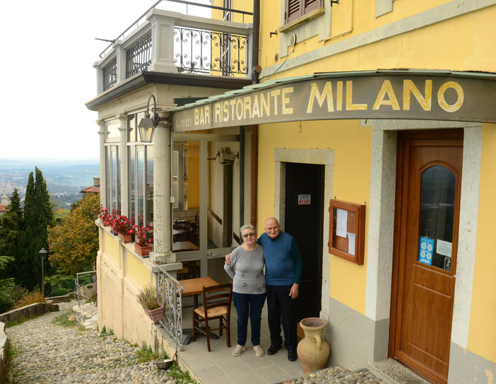 Nella foto di copertina Vittoria Pol e il marito Luciano Somaruga fuori dal loro locale. Nelle altre: Ottavio Lonati (con spadone e scudo); al bancone del bar, da sinistra: Luciano Somaruga, Lucrezia Tedeschi, Gabriele Somaruga e Vittoria Pol