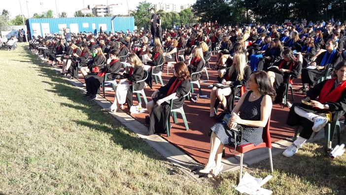 I diplomati schierati nel prato dell'Ite Tosi. Nei video e nelle foto in fondo all'articolo, le consegne dei diplomi, le autorità che hanno partecipato alla cerimonia e, naturalmente, il lancio del tocco