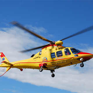 Auto fuori strada a Bardello: in volo l'elicottero per soccorrere un 61enne