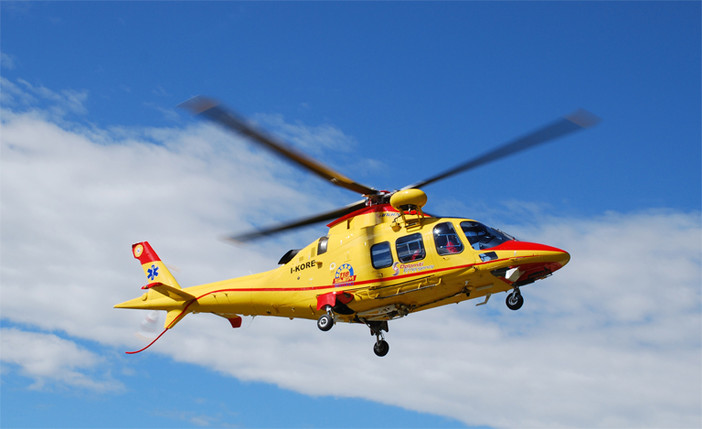 Auto fuori strada a Bardello: in volo l'elicottero per soccorrere un 61enne