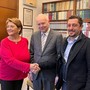 Convenzione firmata dalla presidente Garavaglia e dal sindaco Bona nello studio dell'avvocato Travi (al centro)