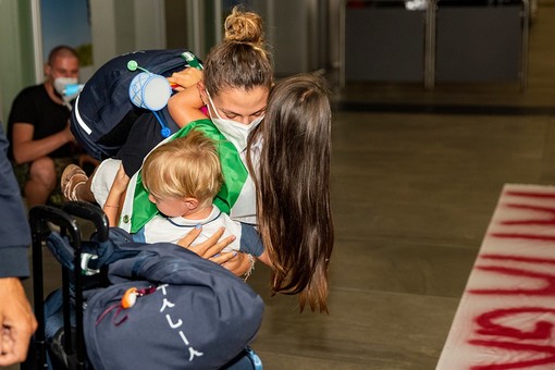 Il tenerissimo abbraccio dei nipotini a Federica Cesarini, oro olimpico accolta dal tripudio di famiglia, amici e tifosi all'aeroporto di Linate (foto Alessandro Galbiati)