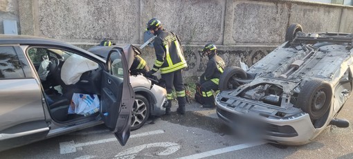 FOTO. Pauroso schianto a Fagnano Olona, un'auto si ribalta. Due le persone soccorse