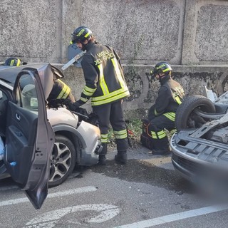 FOTO. Pauroso schianto a Fagnano Olona, un'auto si ribalta. Due le persone soccorse