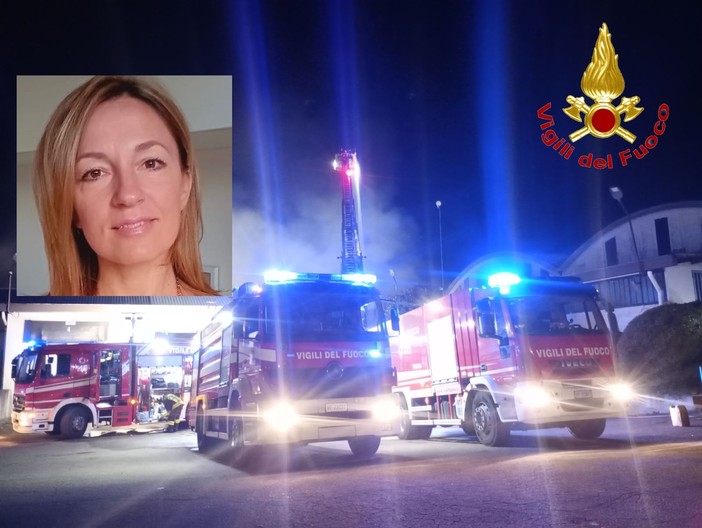 Vigili del fuoco al lavoro stasera (e ancora nella notte per monitorare). Nel riquadro la sindaca Ermoni