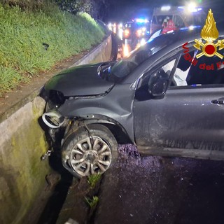 Macchina fuori strada finisce contro un muretto sulla Sp1 a Gavirate, paura venerdì sera per una 41enne