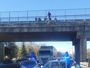 FOTO. Così il poliziotto &quot;eroe&quot; Vincenzo ha salvato l'uomo che oggi voleva suicidarsi buttandosi dal cavalcavia della superstrada di Malpensa