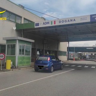 Tenta di attraversare il confine al valico del Gaggiolo con 26mila euro in contanti nascosti in uno stivale: arrestato dalla Guardia di Finanza