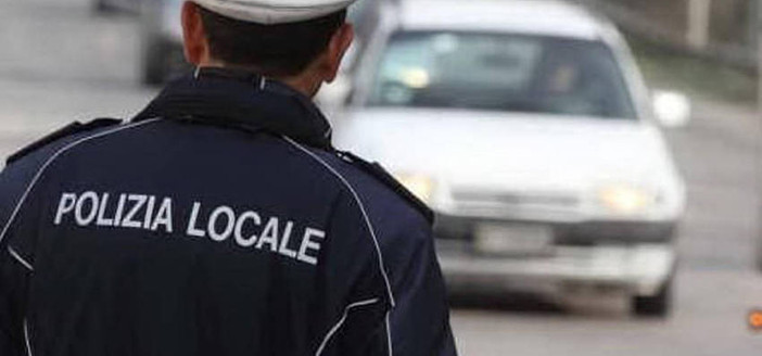 Luino, minorenne ruba abbigliamento in un negozio del centro: preso dalla polizia locale