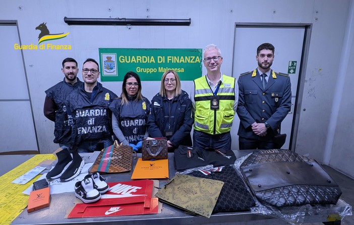 Merce contraffatta cinese a Malpensa: maxi sequestro della Guardia di Finanza di Varese