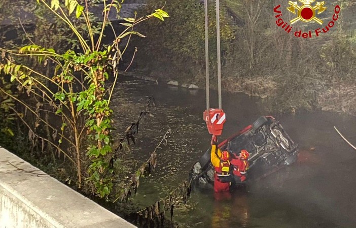 FOTO. Perdono il controllo dell'auto e finiscono nel fiume lungo la 394: paura nella notte a Germignaga