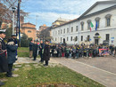 Giornata della Memoria a Busto, la deposizione della corona con i ragazzi di Tommaseo e De Amicis