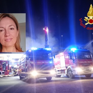 Vigili del fuoco al lavoro stasera (e ancora nella notte per monitorare). Nel riquadro la sindaca Ermoni