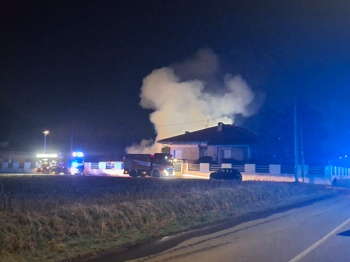 Incendio a Cascina Costa, a Samarate, in fiamme un laboratorio artigianale