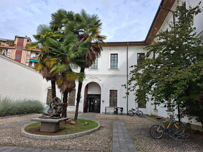 L'ingresso della biblioteca in piazza Vittorio Emanuele II