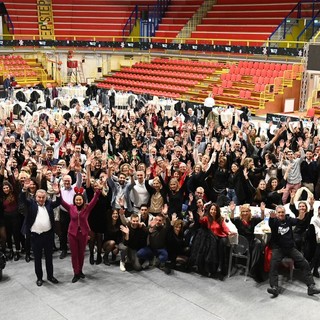 È necessario il palasport per la festa di Natale di Acof. «Siamo una grande famiglia che continua a crescere»