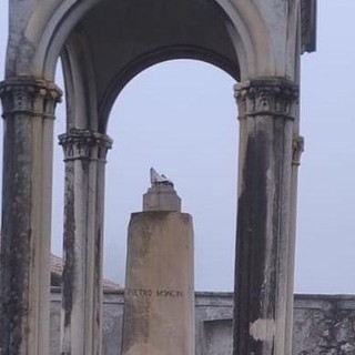 La statua dedicata al tenore Pietro Mongini decapitata