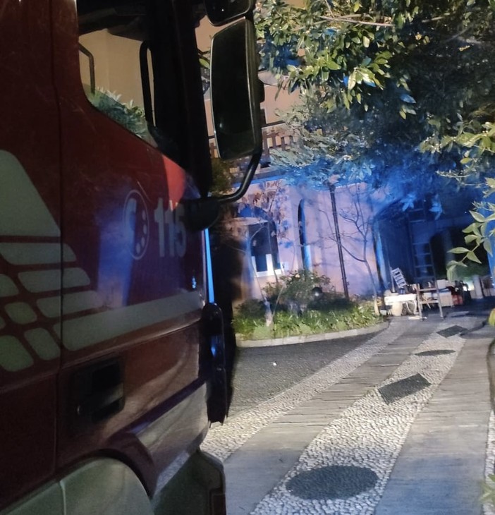 Appartamento in fiamme a Varese, soccorsa una donna