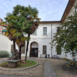 L'ingresso della biblioteca in piazza Vittorio Emanuele II