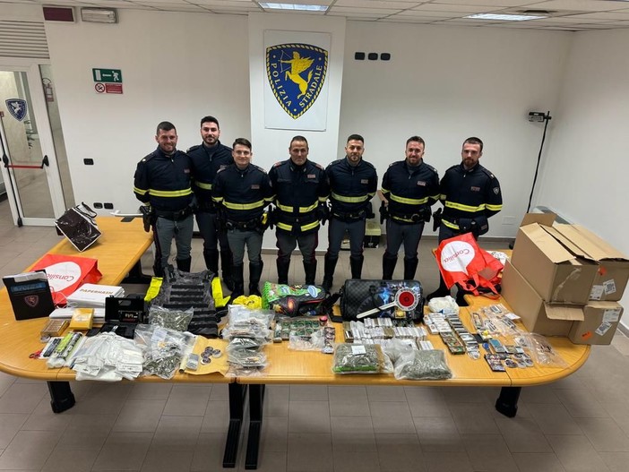 Scoperti con la droga in macchina sull'Autolaghi dalla polizia Stradale: due giovani in manette