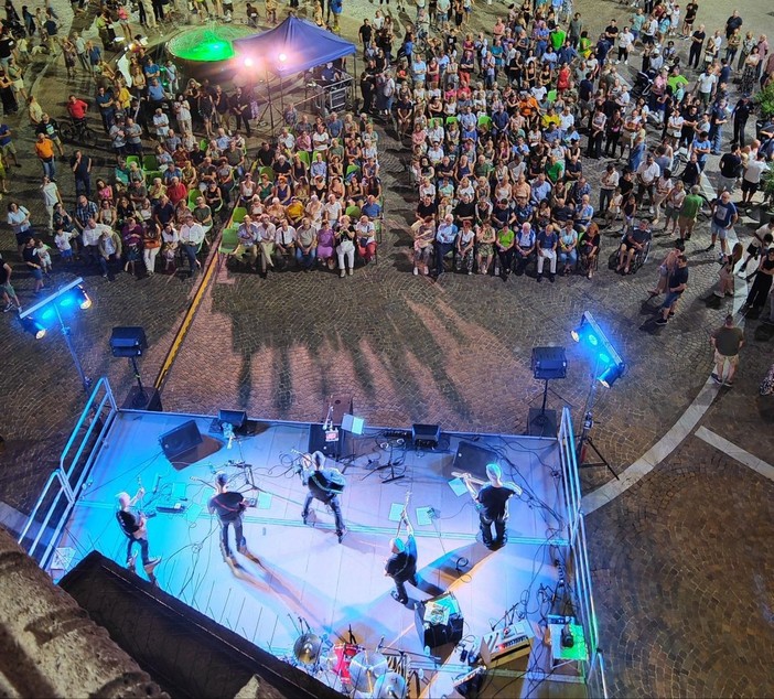 Gallarate, tutti pazzi per i Fottuta Marmellata. Piazza Libertà si infiamma per la band di Chiaravalli