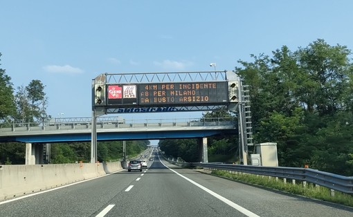 Auto si ribalta sull'Autostrada dei Laghi tra Busto e Castellanza. Soccorsi in azione in codice rosso: traffico in tilt