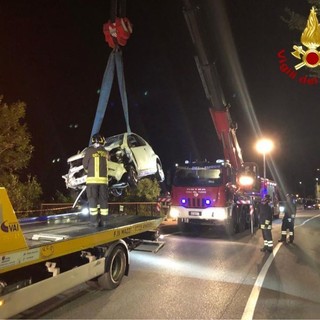 FOTO. Incidente sul lago Maggiore: sfonda sei metri di guard rail e precipita in un canneto