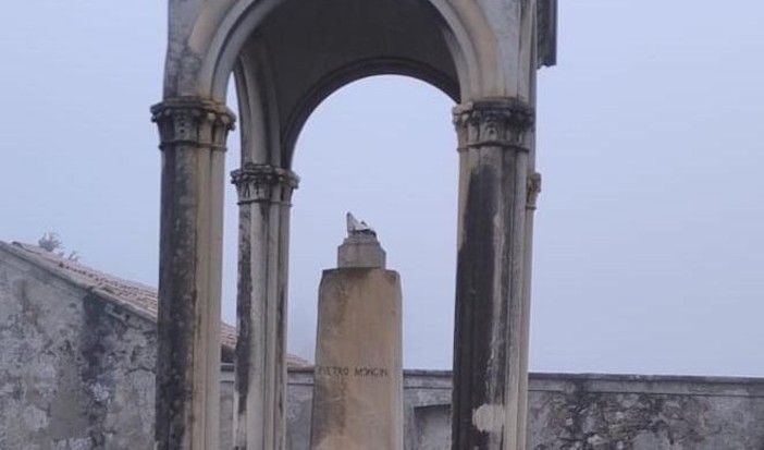 La statua dedicata al tenore Pietro Mongini decapitata