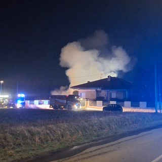 Incendio a Cascina Costa, a Samarate, in fiamme un laboratorio artigianale