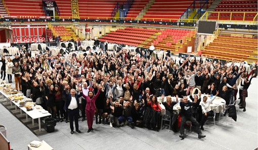 È necessario il palasport per la festa di Natale di Acof. «Siamo una grande famiglia che continua a crescere»