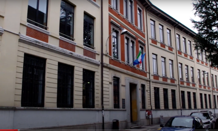 Il liceo Crespi saluta la dirigente Boracchi e riempie “La capsula del tempo”