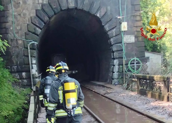 FOTO. Frana sui binari, treno deraglia e blocca la Gallarate-Luino