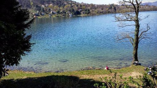 Foto generica d'archivio di uno scorcio del lago di Monate