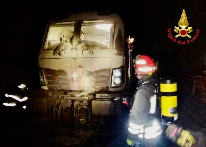 La motrice del treno merci deragliato nella galleria di Laveno Mombello sulla linea Luino-Gallarate