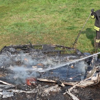 Roulotte abbandonata distrutta da un incendio a Lonate Pozzolo