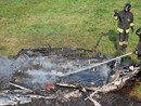 Roulotte abbandonata distrutta da un incendio a Lonate Pozzolo