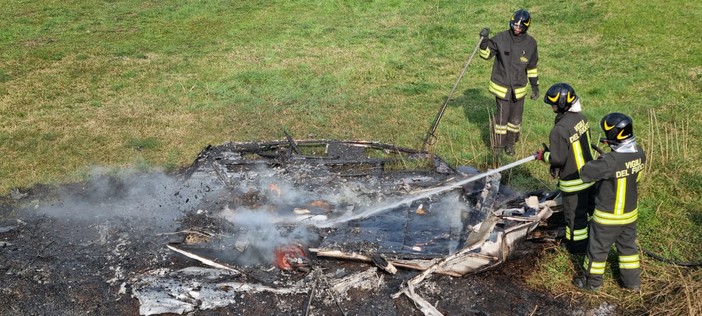 Roulotte abbandonata distrutta da un incendio a Lonate Pozzolo