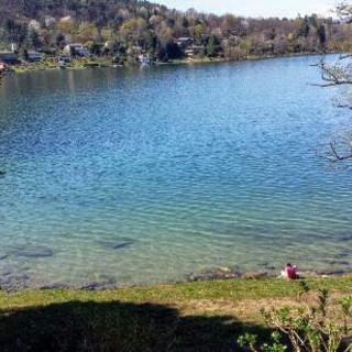 Foto generica d'archivio di uno scorcio del lago di Monate