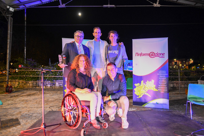 Enrico Anghilante, Mike Maric, Sara Bertolasi, Francesca Porcellato e Matteo Bursi nello scatto di chiusura dell'appuntamento di Laveno (fotoservizio a cura di PhotoSport &amp; More)