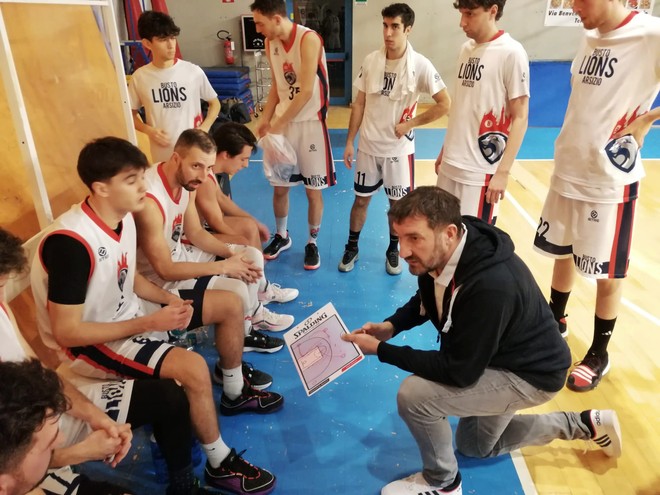 coach Luca Taverna durante un timeout (foto Rovelli)