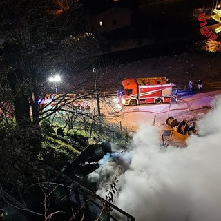 FOTO. Maxi incendio nella notte a Maccagno in un grosso capanno attrezzi: a fuoco anche benzina e sostanze infiammabili