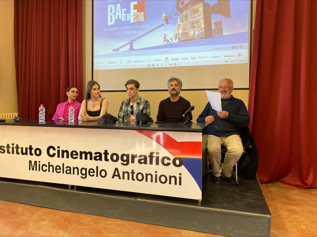 VIDEO. Il cast di Mare Fuori arriva a Busto. Con una conferma