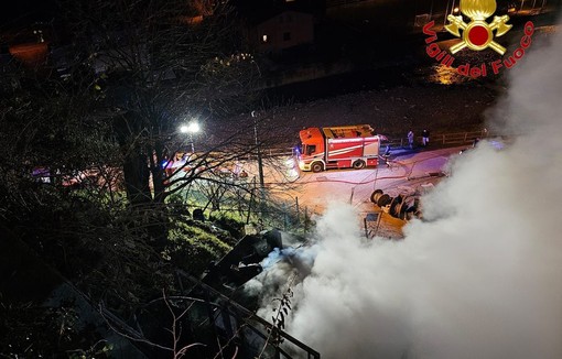 FOTO. Maxi incendio nella notte a Maccagno in un grosso capanno attrezzi: a fuoco anche benzina e sostanze infiammabili