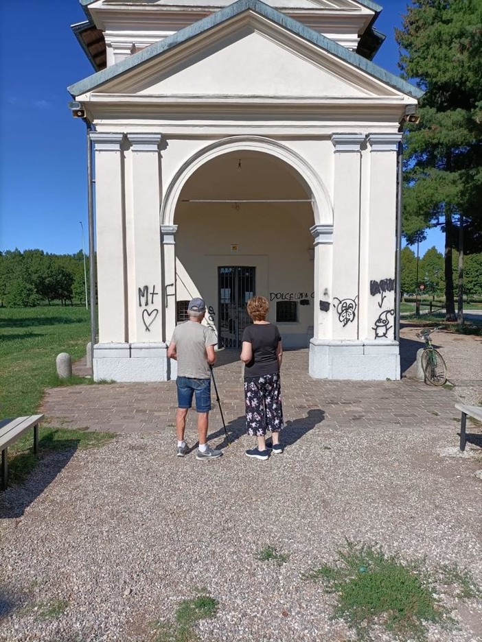 Il raid vandalico alla chiesa (foto di Giovanni Toia)