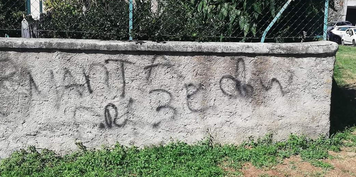 I vandalismi alla chiesa di San Matteo a Malnate in una foto dalla pagina Facebook del sindaco